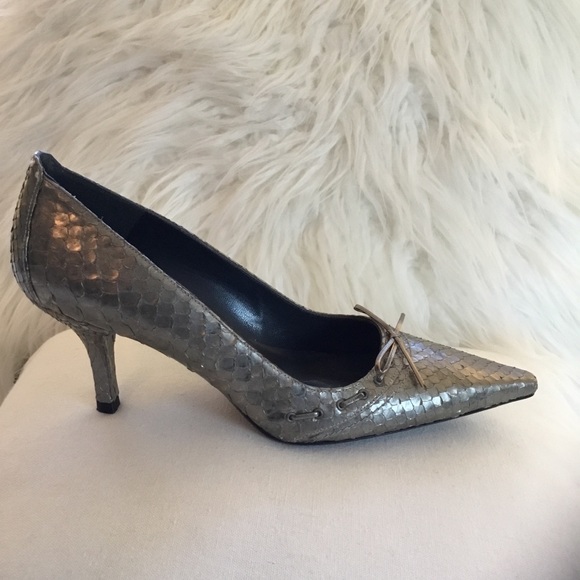 stuart weitzman kitten heel pumps